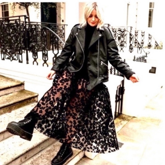 Zara Dresses & Skirts - ZARA EMBROIDERED SKIRT